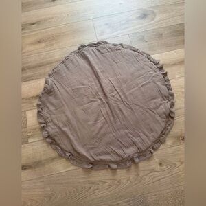 Round Ruffled Muslin Play Mat in Taupe